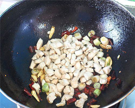 川菜經典菜宮保雞丁的做法步驟